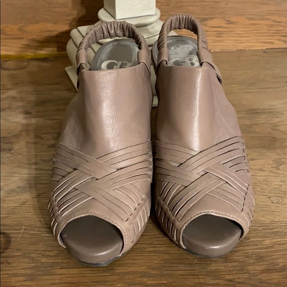 Taupe Gianni Bini 4” heels, new condition - Picture 3 of 8